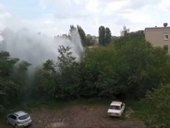 У школы в Ленинском районе появился коммунальный фонтан высотой около 10 метров