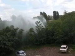 У школы в Ленинском районе появился коммунальный фонтан высотой около 10 метров