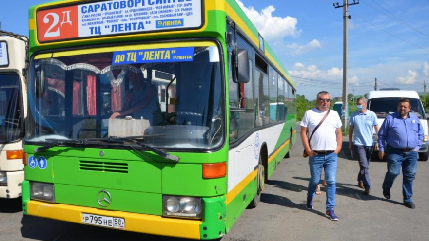 Чиновники нашли в саратовских автобусах грязь и рваные сиденья