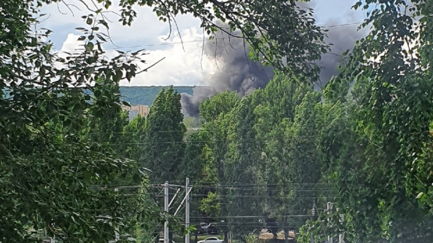 Крупный пожар в Саратове: горел завод резки металла
