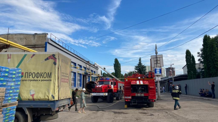 Крупный пожар в Саратове: горел завод резки металла