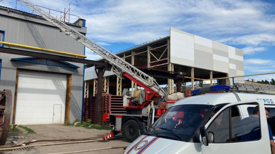 Крупный пожар в Саратове: горел завод резки металла