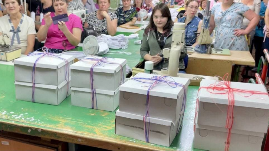 Депутат Андрей Воробьев подарил аткарским швеям по Волге