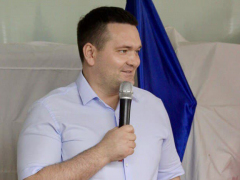 Депутат Андрей Воробьев подарил аткарским швеям по Волге