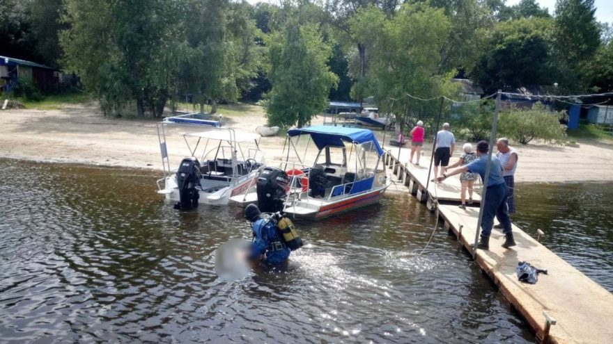 Под Саратовом спасатели достали из воды утопленника