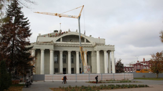 Губернатор Валерий Радаев остался недоволен темпами реконструкции театра оперы и балета