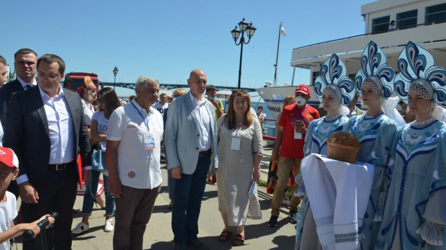 В Саратове стартовала экспедиция с представителями народов Поволжья: делегаты уплыли на теплоходе