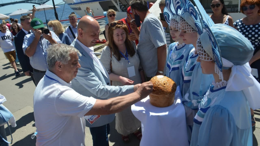 В Саратове стартовала экспедиция с представителями народов Поволжья: делегаты уплыли на теплоходе