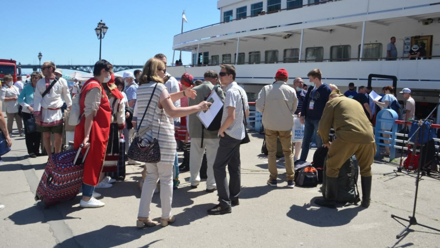 В Саратове стартовала экспедиция с представителями народов Поволжья: делегаты уплыли на теплоходе