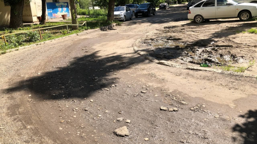 Камни вместо асфальта: жители Солнечного пожаловались на разбитый двор