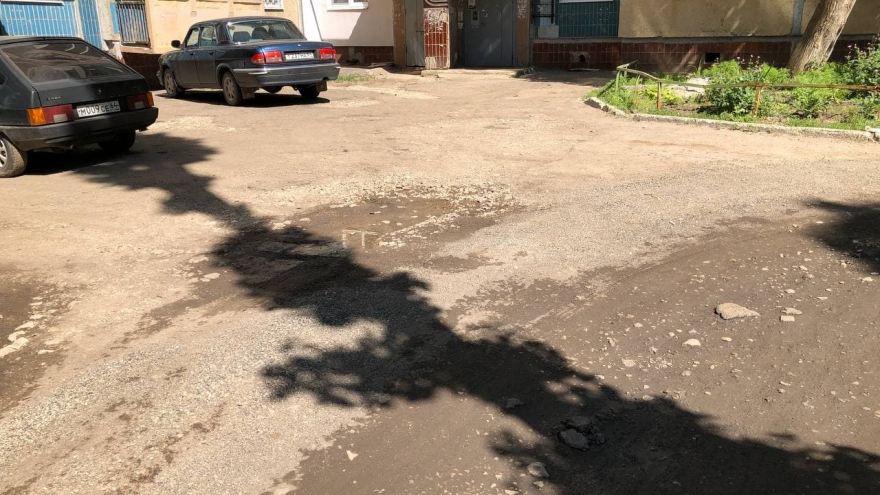 Камни вместо асфальта: жители Солнечного пожаловались на разбитый двор