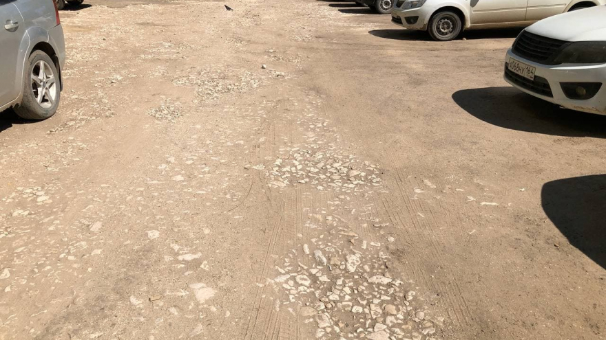 Камни вместо асфальта: жители Солнечного пожаловались на разбитый двор