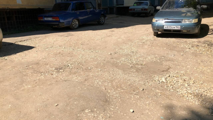 Камни вместо асфальта: жители Солнечного пожаловались на разбитый двор