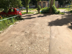 Камни вместо асфальта: жители Солнечного пожаловались на разбитый двор