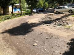Камни вместо асфальта: жители Солнечного пожаловались на разбитый двор