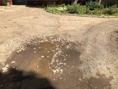 Камни вместо асфальта: жители Солнечного пожаловались на разбитый двор