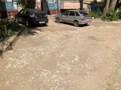 Камни вместо асфальта: жители Солнечного пожаловались на разбитый двор