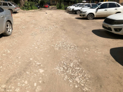 Камни вместо асфальта: жители Солнечного пожаловались на разбитый двор