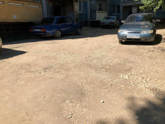 Камни вместо асфальта: жители Солнечного пожаловались на разбитый двор
