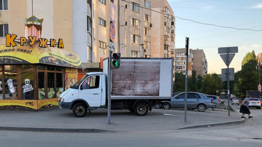 Очевидец: в Солнечном Газелист-автохам устроил парковку на тротуаре
