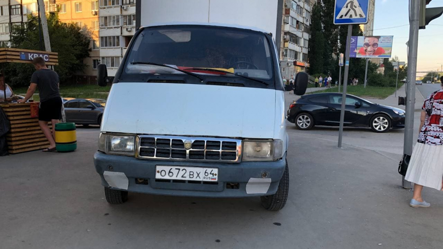 Очевидец: в Солнечном Газелист-автохам устроил парковку на тротуаре