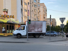 Очевидец: в Солнечном Газелист-автохам устроил парковку на тротуаре