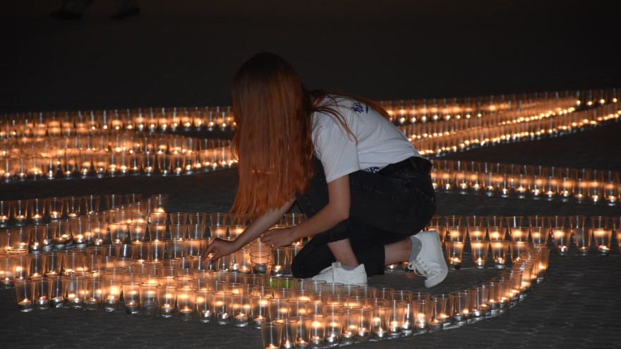 80 лет со дня начала Великой Отечественной войны: в Парке Победы выложили картину из пяти тысяч горящих свечей