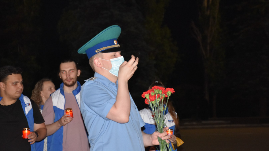 80 лет со дня начала Великой Отечественной войны: в Парке Победы выложили картину из пяти тысяч горящих свечей