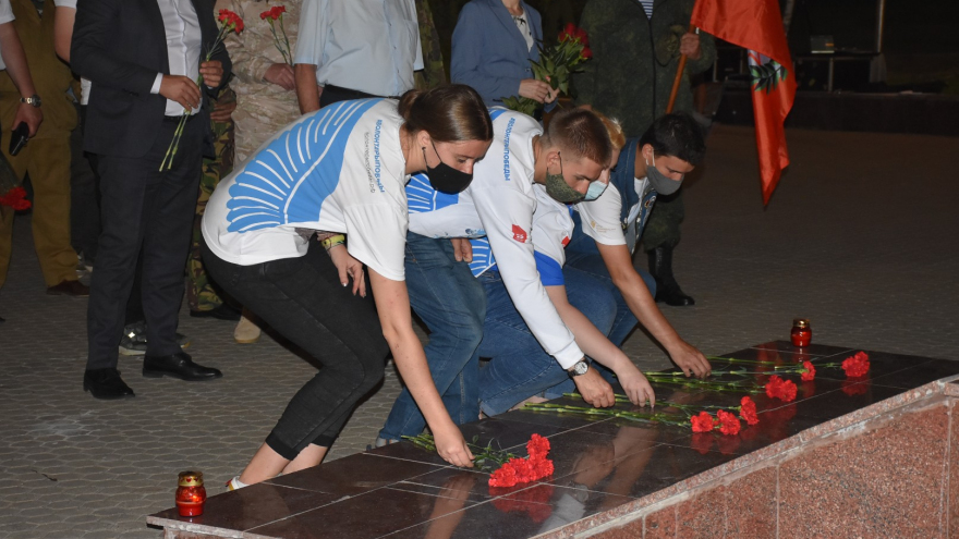 80 лет со дня начала Великой Отечественной войны: в Парке Победы выложили картину из пяти тысяч горящих свечей