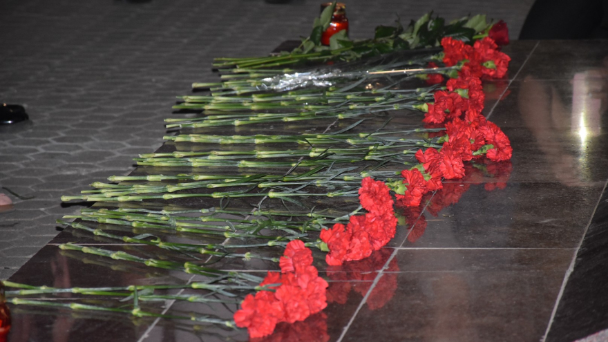 80 лет со дня начала Великой Отечественной войны: в Парке Победы выложили картину из пяти тысяч горящих свечей