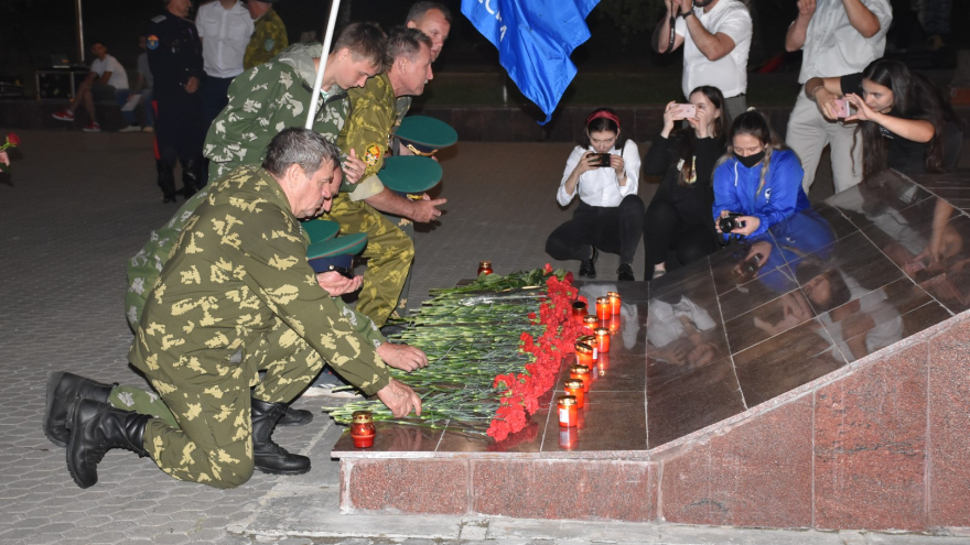 80 лет со дня начала Великой Отечественной войны: в Парке Победы выложили картину из пяти тысяч горящих свечей