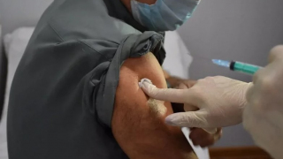 Не надо гнаться за дефицитом: чиновник посоветовал прививаться от коронавируса тем, что есть