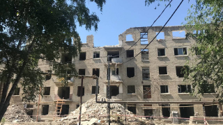 В Саратове начали сносить опасную пятиэтажку, в которой два года жили бомжи и играли дети