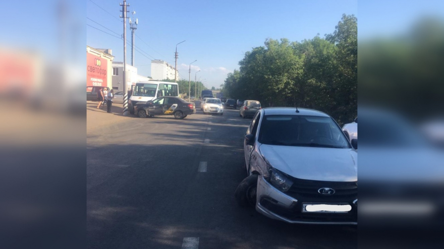 В Энгельсе столкнулись два автомобиля такси и маршрутка: пострадала женщина
