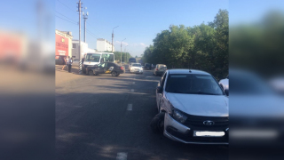 В Энгельсе столкнулись два автомобиля такси и маршрутка: пострадала женщина