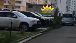 Детям играть негде: горожанка пожаловалась на незаконный захват земли под парковку в Солнечном