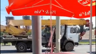 В Саратове автокран сбил девушку