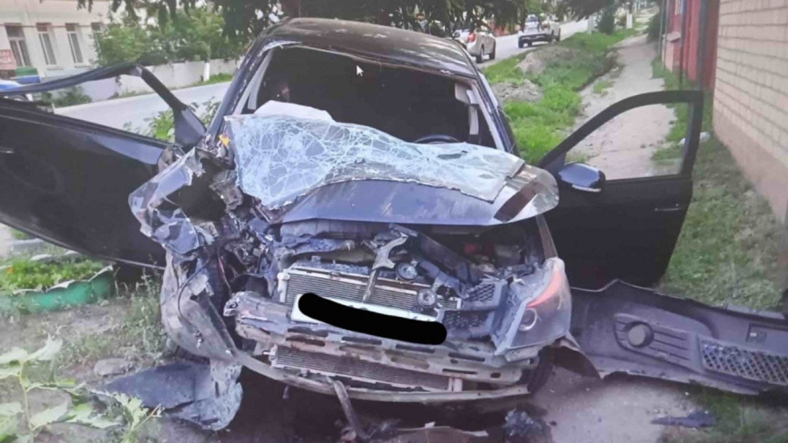 В Аткарске иномарка протаранила металлические ворота: в больнице двое