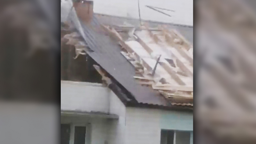 В Саратовской области ураган разрушил крышу дома. Видео