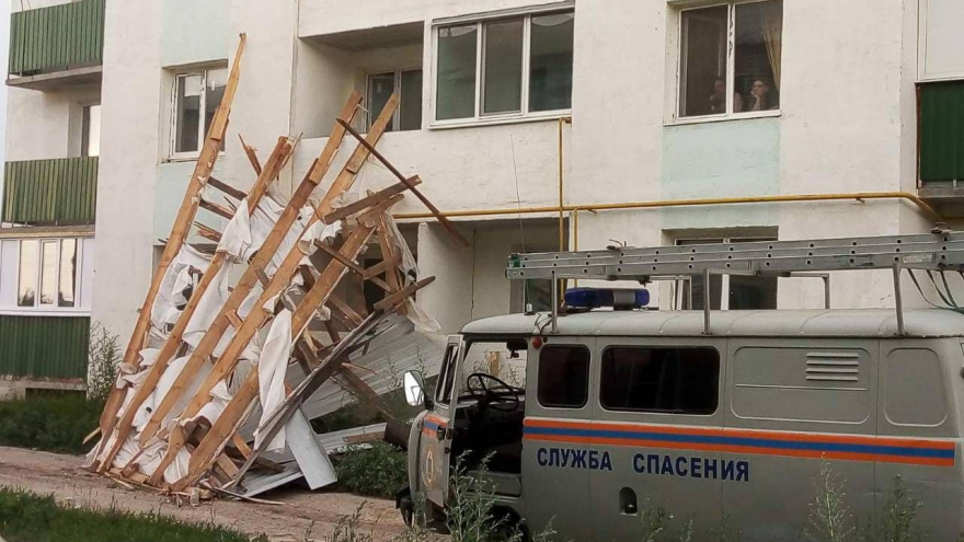 В Саратовской области ураган разрушил крышу дома. Видео