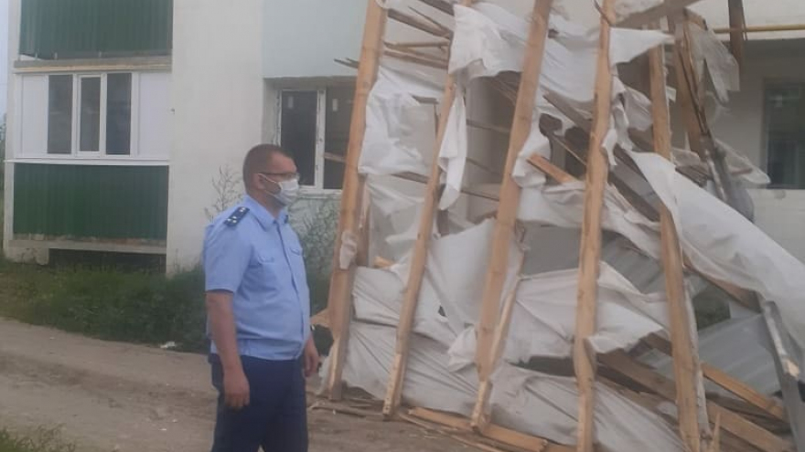 В Саратовской области ураган разрушил крышу дома. Видео