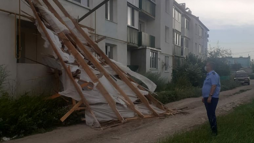 В Саратовской области ураган разрушил крышу дома. Видео