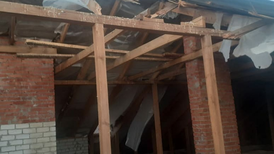 В Саратовской области ураган разрушил крышу дома. Видео