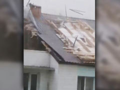 В Саратовской области ураган разрушил крышу дома. Видео