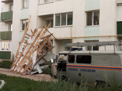 В Саратовской области ураган разрушил крышу дома. Видео