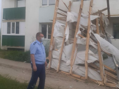 В Саратовской области ураган разрушил крышу дома. Видео