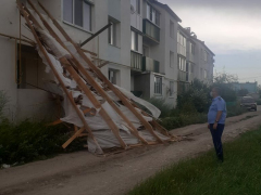 В Саратовской области ураган разрушил крышу дома. Видео