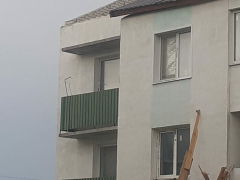 В Саратовской области ураган разрушил крышу дома. Видео