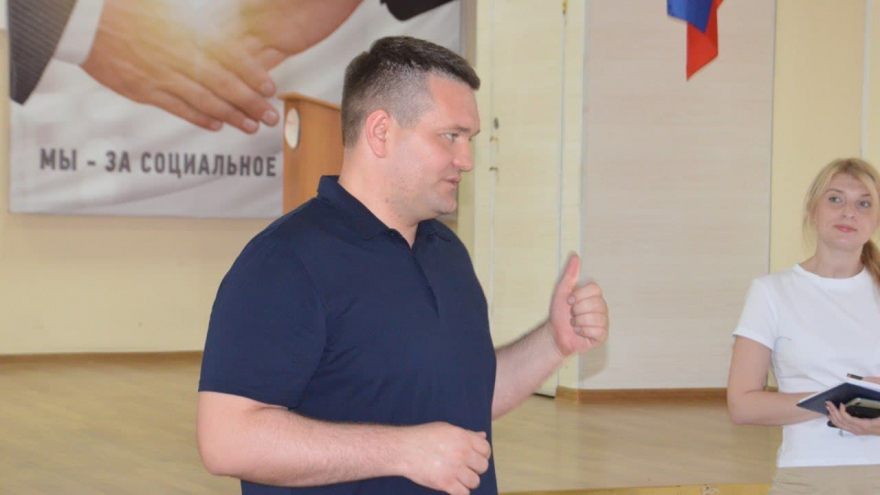 Ремонт детских площадок и дорог, отсутствие зебр, бродячие собаки: жители Ртищева дали наказы депутату Андрею Воробьеву