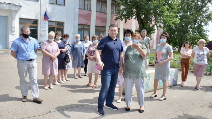 Ремонт детских площадок и дорог, отсутствие зебр, бродячие собаки: жители Ртищева дали наказы депутату Андрею Воробьеву